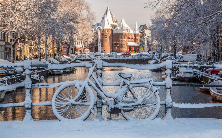 Schnee in den Strassen von Amsterdam © Vanyatko / Shutterstock.com