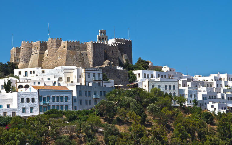 Die gewaltige Festung thront über dem Hauptort Agia Marina © AJancso / Shutterstock.com