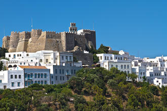 Die gewaltige Festung thront über dem Hauptort Agia Marina © AJancso / Shutterstock.com