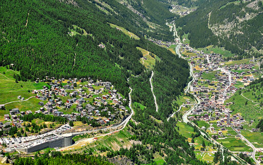 Blick auf die Orte Saas-Fee und Saas-Grund, Wallis, Schweiz © Vaclav Volrab / Shutterstock.com