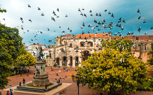 Tauben über dem Hauptplatz von Santo Domingo © e2dan  / Shutterstock.com
