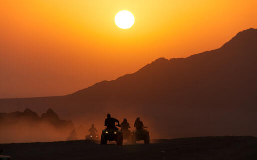 Quads in der Wüste bei Sonnenuntergang © Matteo Volpi / Shutterstock.com