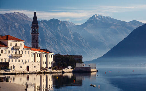 Der kleine Ort Perast in der Bucht von Kotor, Montenegro © Alex Martyn / Shutterstock.com