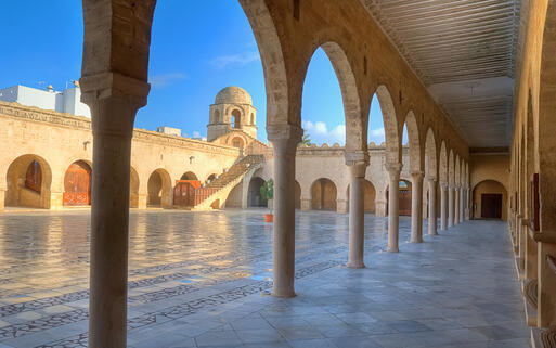 Innenhof einer großen Moschee in Sousse, Tunesien © Marcin Sylwia Ciesielski / Shutterstock.com
