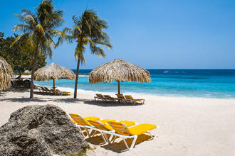 Karibischer Sandstrand in der Piscadera Bay, Curacao, Niederländische Antillen © AdStock RF / Shutterstock.com
