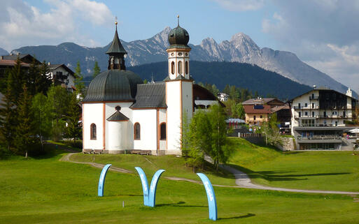 Kirche in Sankt Oswald © iPics / shutterstock.com