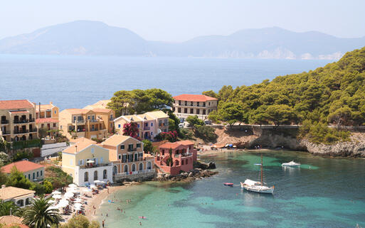 Das Dorf Assos und sein kleiner Hafen © george green / Shutterstock.com