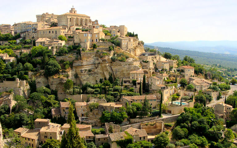 Blick über das Bergdorf Gordes in der Provence © JeniFoto / Shutterstock.com