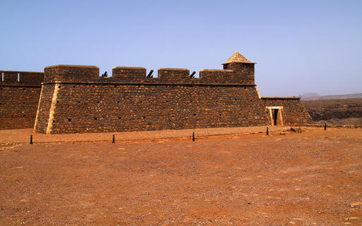 Portugisisches Fort in der Nähe vo Praia, Insel Santiago, Kap Verde © John Copland / Shutterstock.com