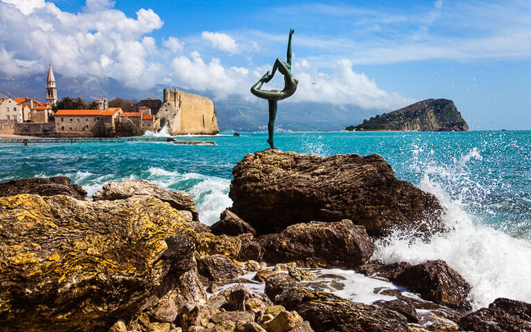 Statue an der Küste in der Nähe von Budva, Montenegro © MaleWitch / Shutterstock.com