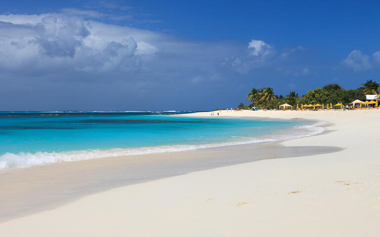 Der karibische Strand Sandy Beach auf Anguilla © Achim Baque / shutterstock.com