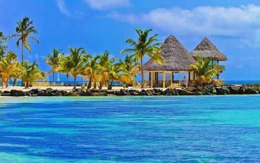 © Cedric Weber / Shutterstock.com Strand von Punta Cana mit Palmen © Cedric Weber / Shutterstock.com