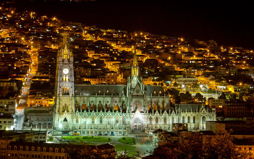 Kathedrale von Quito bei Nacht, Quito, Ecuador © Pablo Hidalgo / Shutterstock.com