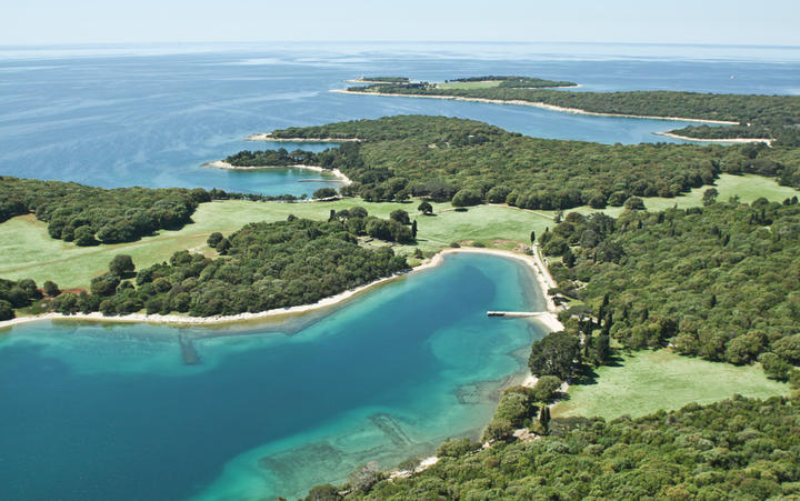 Nationalpark Brijuni mit seinen kleinen Inseln im Norden Kroatiens © Igor Karasi / shutterstock.com