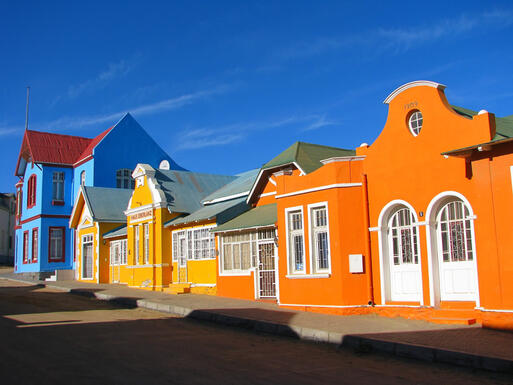 Bunte Häuser in der Nachtigal Strasse in Luderitz © Przemyslaw Skibinski / Shutterstock.com