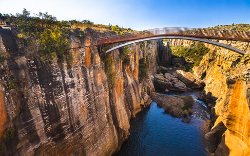 Die Bourke's Luck Potholes Brücke führt über den drittlängsten Canyon der Welt, Mpumalanga, Südafrika © e2dan / Shutterstock.com
