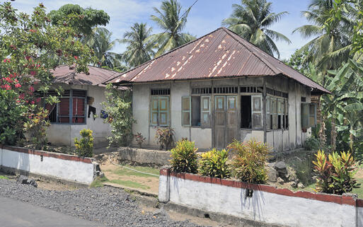 Traditionelles Haus in Manado, Sulawesi © gallimaufry / shutterstock.com