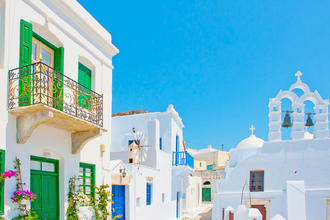 Weiße Häuser und die Kirche im Hauptort Chora © Nikos Psychogios / Shutterstock.com