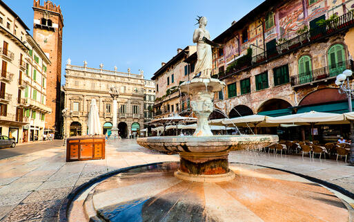 Blick über die Piazza delle Erbe im Zentrum von Verona, Venetien, Italien © Nickolay Vinokurov / Shutterstock.com