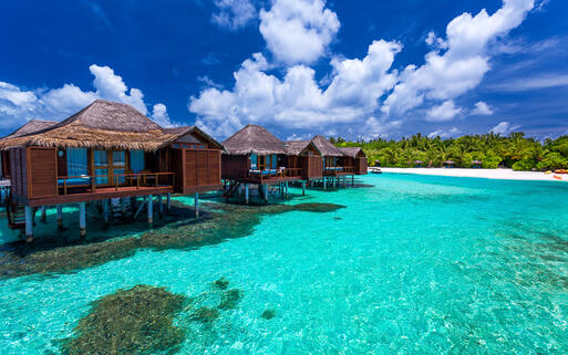 © Martin Valigursky Bungalows mit direktem Einstieg ins türkisblaue Meer © Martin Valigursky