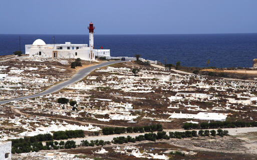 Muslimischer Friedhof und Leuchtturm von Mahdia, Monastir, Tunesien © naten / shutterstock.com