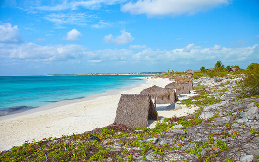 Strandhütten auf Cayo Largo © Mark Pitt Images / Shuttertock.com