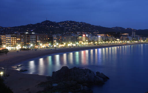 Lloret de Mar bei Nacht © Vladimir Mucibabic / shutterstock.com