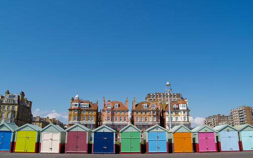 Strandhütten in Brighton, Großbritannien © Brians / shutterstock.com