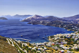 Blick auf den Hafen und die Bucht von Skala © AJancso / Shutterstock.com