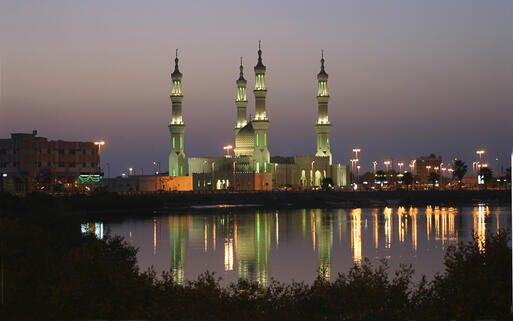 Die Sheikh Zayed Moschee in Ras Al-Khaimah © David Steele / Shutterstock.com