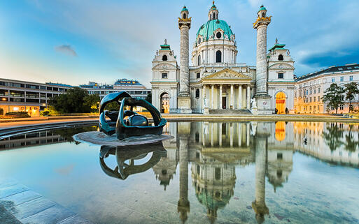 Die berühmte Karlskirche am Karlsplatz © Mapics