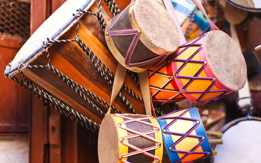 Marokkanische Trommeln am Markt © dp Photography / Shutterstock.com