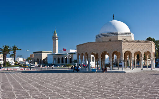 Das Mausoleum von Habib Bourgiba in Monastir, Tunesien © piotrwzk / Shutterstock.com