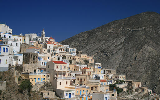 Das Dorf Menetes auf einem Hügel von Karpathos © Vera Dolezalova  / Shutterstock.com