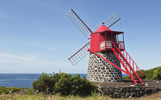 Rote Windmühle an der Küste der Insel Pico © mrfotos / Shutterstock.com