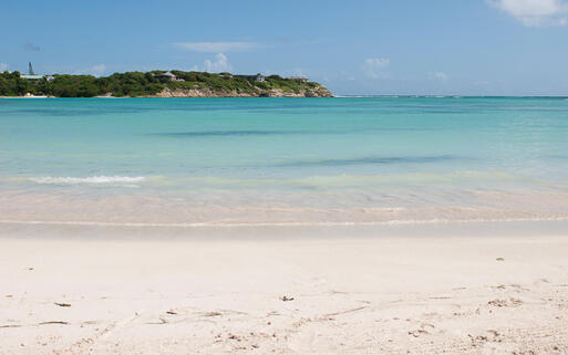 Long Bay Beach © Luis Santos / shutterstock.com