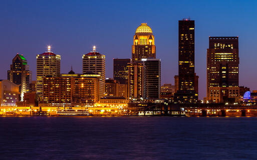Skyline von Louisville bei Nacht, Kentucky, USA © Melinda Fawver / Shutterstock.com