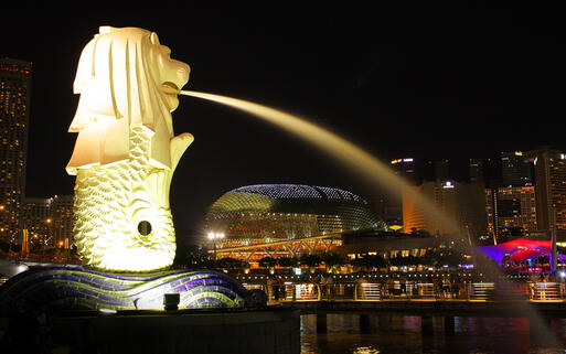 Der beleuchtete Merlionbrunnen bei Nacht ist das Wahrzeichen Singapurs © Chawalit S.  / Shutterstock.com