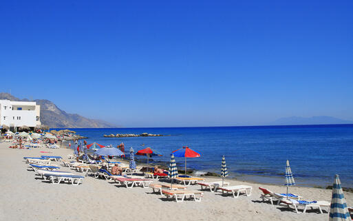 Der Sandstrand Kardemena im Süden der Insel © Pawel Kielpinski / Shutterstock.com