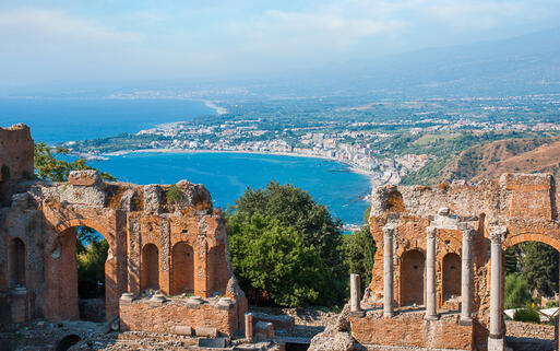Altes griechisches Amphitheater in Taormina © Gurgen Bakhshetsyan./ shutterstock.com