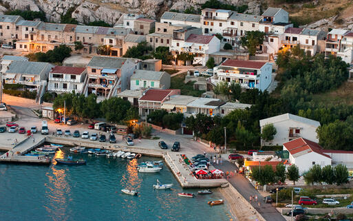 Kleines Dorf an der Küste Kroatiens © piotrwzk / shutterstock.com