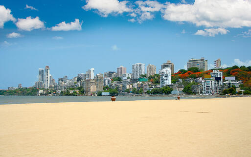 Blick auf den Juhu Beach und die Skyline von Mumbai © Sapsiwai / shutterstock.com