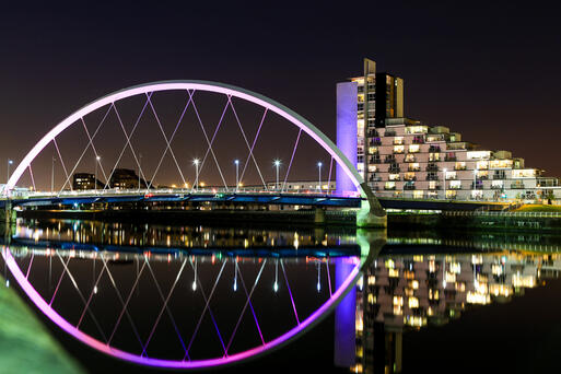 Der Clyde Arc in Glasgow bei Nacht © fujji / Shutterstock.com