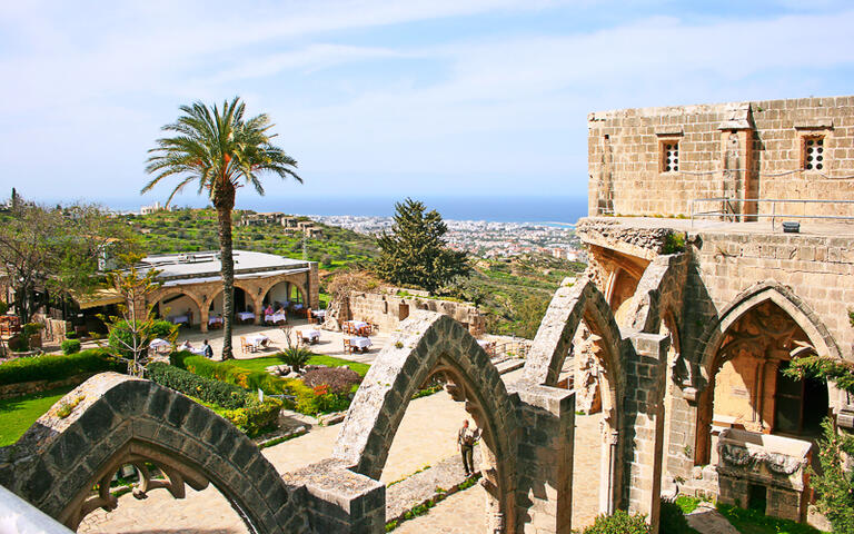 Die Bellapais Klosterkirche in Kyrenia, Nordzypern © ruzanna / Shutterstock.com
