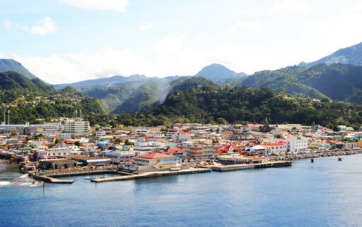 Die kleine Stadt Roseau auf der Insel Dominica © Richard Goldberg / Shutterstock.com