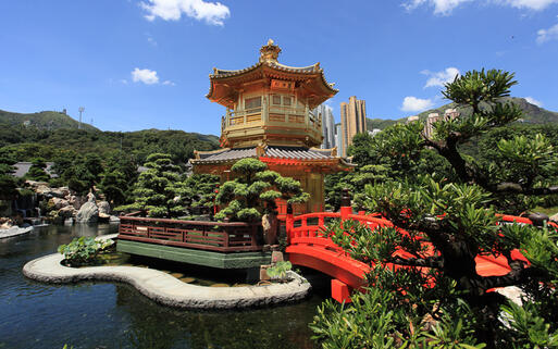 Der goldene Pavillion und die Gärten des Klosters Chi Lin © mary416  / Shutterstock.com