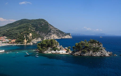 Die kleine Insel Panagias mit einer alten orthodoxen Kirche in Parga, Insel Epirus, Griechenland © Netfalls - Remy Musser / Shutterstock.com