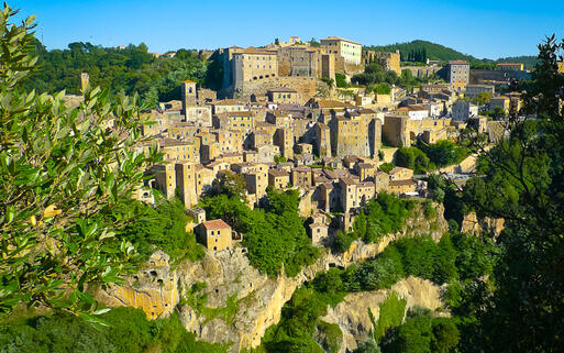 Mittelalterliche Stadt Sorano in Grosseto, Toskana © Mario Savoia / shutterstock.com