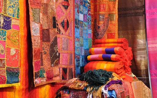 Traditionell gefärbte Stoffe auf einem Markt in Fes, Marokko © Philip Lange / Shutterstock.com