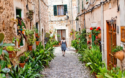 Kleine Gassen mit Blumen geschmückt © Cedric Weber / Shutterstock.com